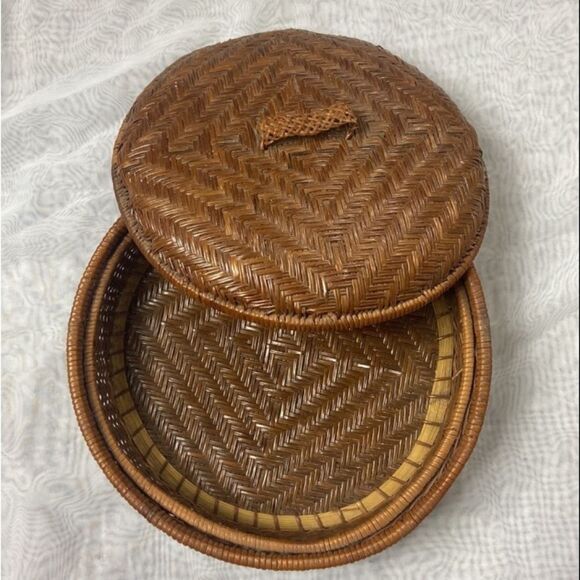 VTG, Mid Century Handcrafted Brown Woven Wicker Rattan Storage Basket with Lid - Picture 1 of 6